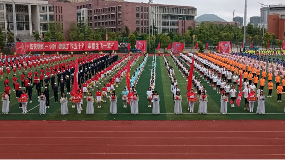 运动赛场展雄姿 管院健儿竞风流｜｜管理学院（商学院）师生代表参加246天天好资料免费精选第十六届田径运动会开幕式暨第一日赛讯